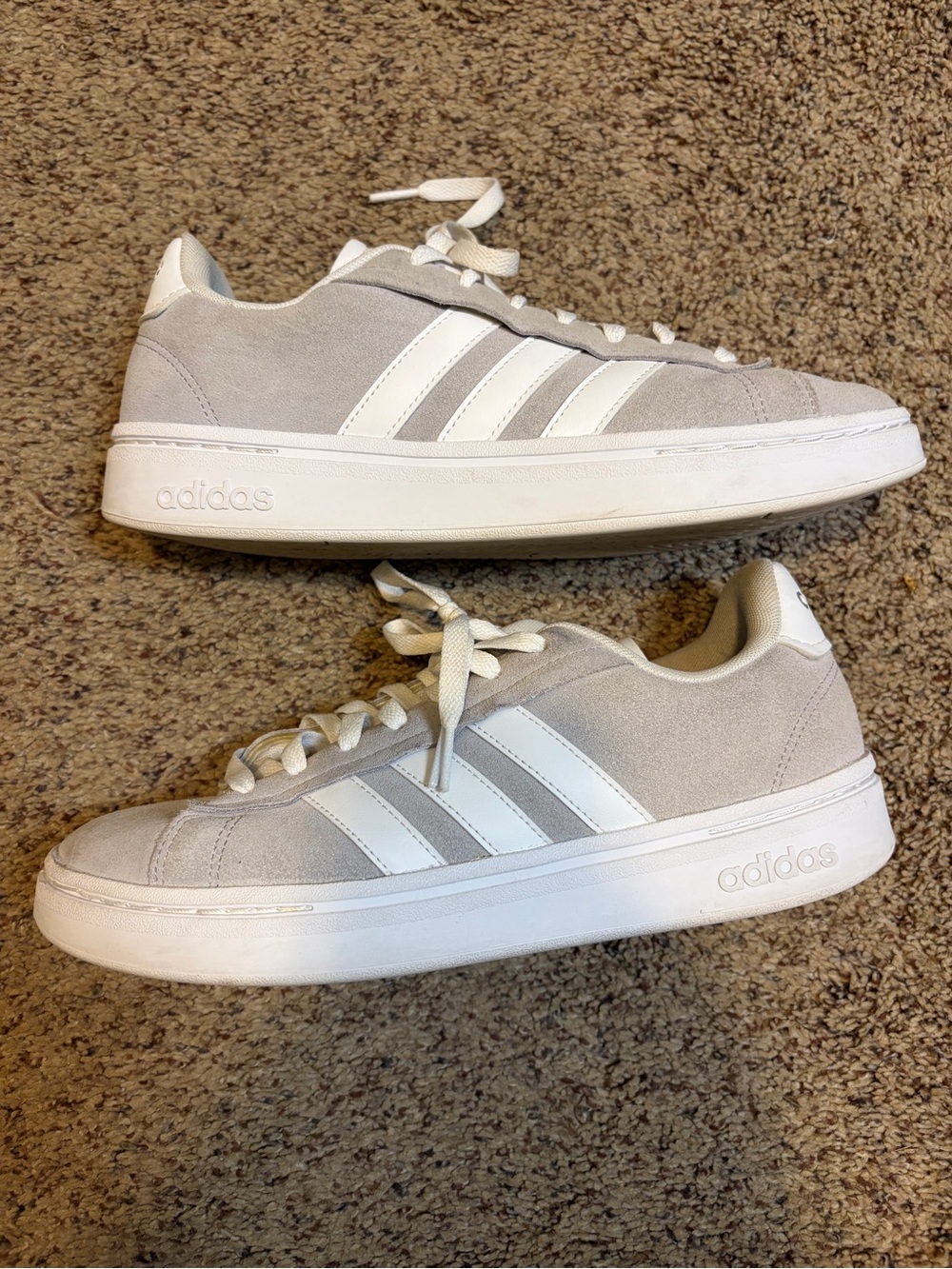adidas Low-Top Sneakers in Light Gray and White suede 10 00’s 90’s